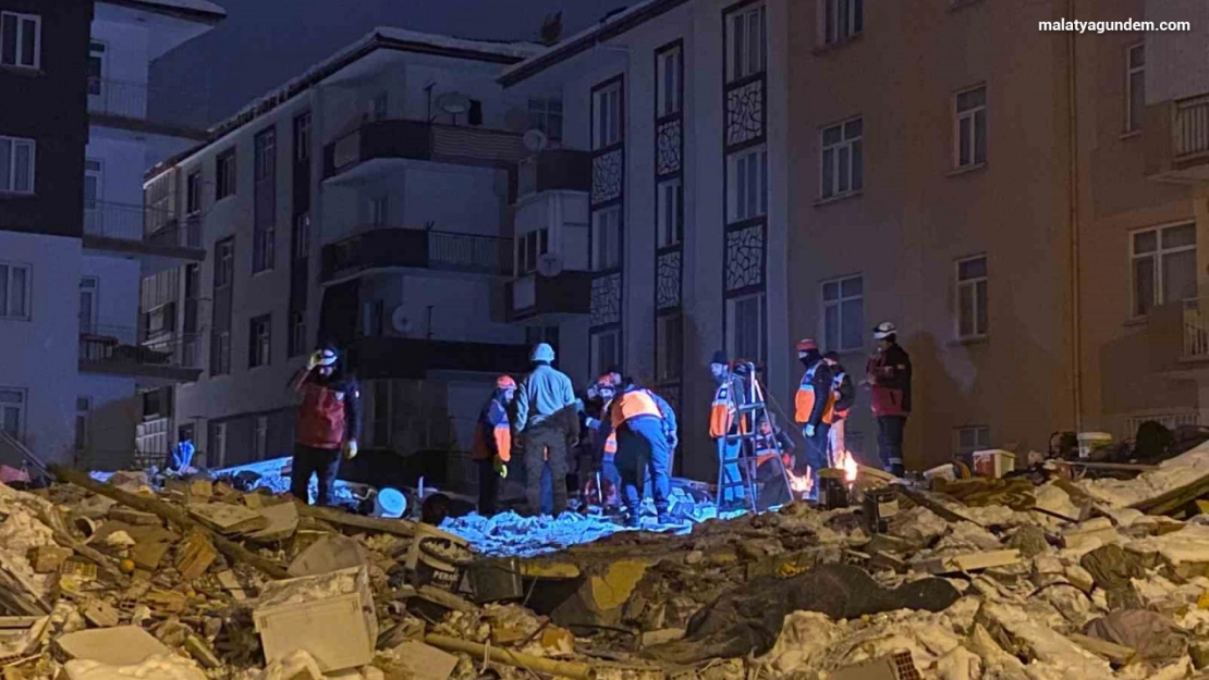 Edremit Belediyesi ekipleri bir anneyi ve bir çocuğu daha kurtardı