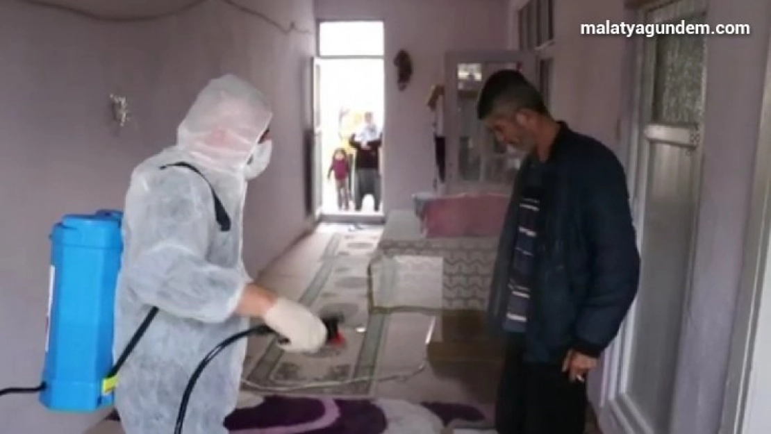 Ekipler vatandaşları da dezenfekte etti