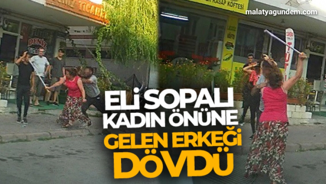 Eli sopalı kadın önüne gelen erkeği dövdü