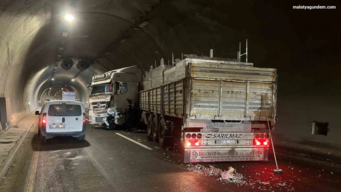 Erkenek Tüneli'nde trafik kazası: 1 yaralı