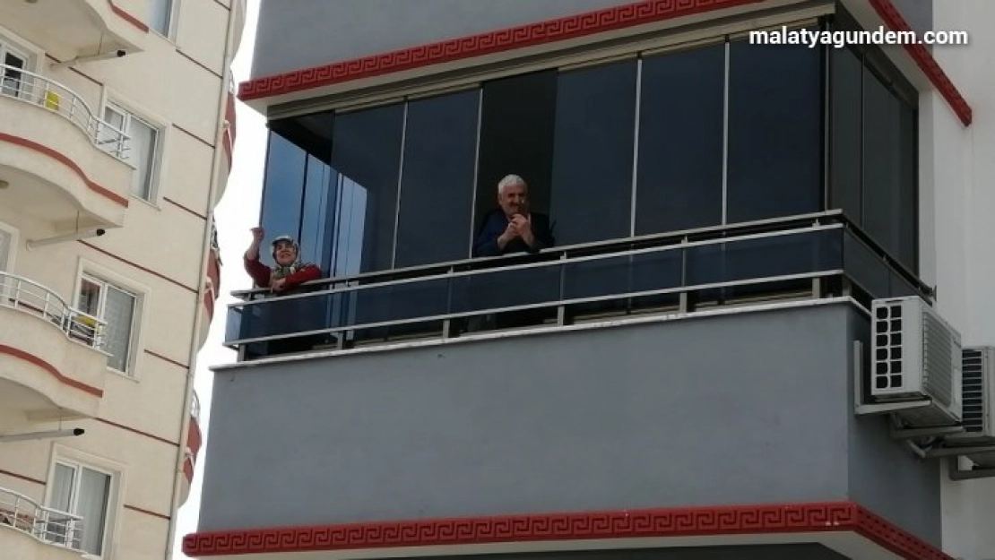 Evde kalan vatandaşlara davul zurnalı moral