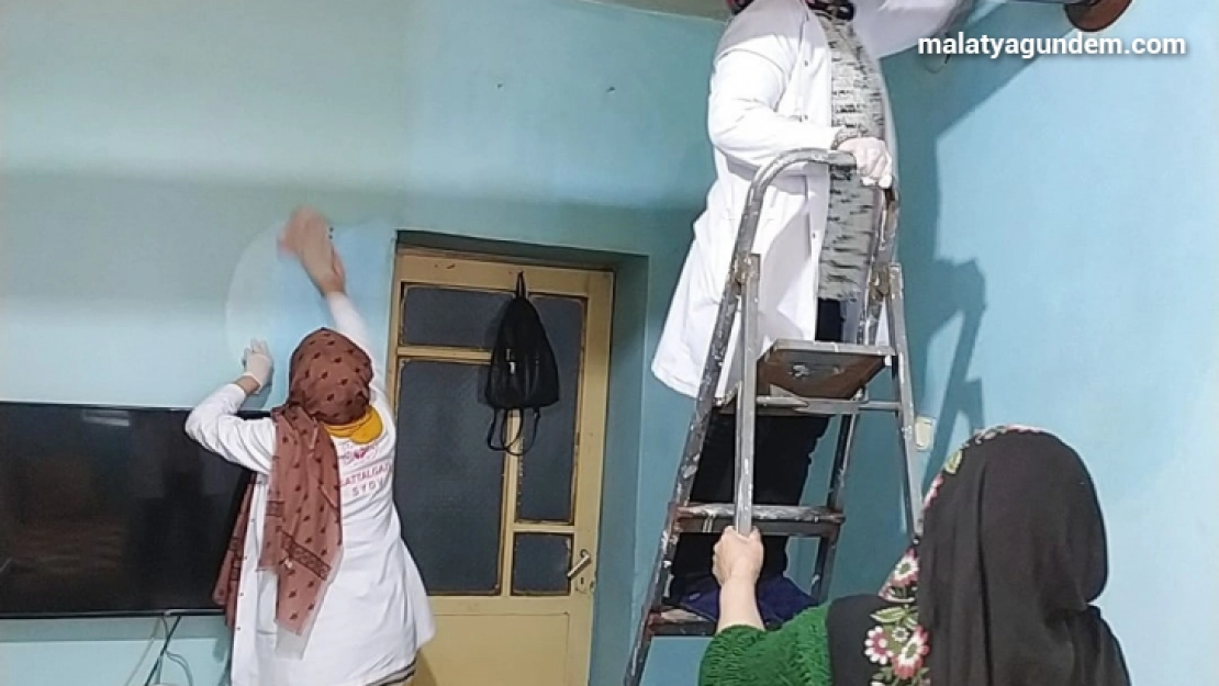 Evlerini temizledikleri yaşlılara moral verip hayır dualarını alıyorlar