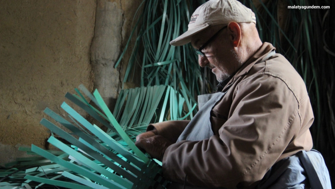 Felçli haliyle plastik atıklardan çanta yapıyor