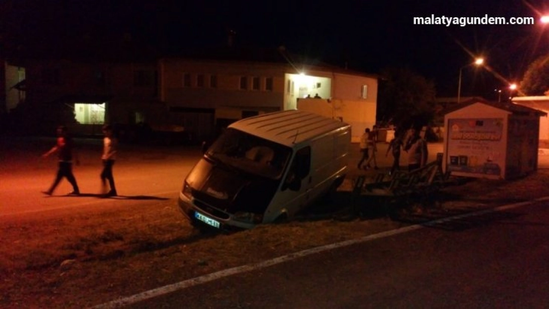 Freni çekilmeyen minibüs kanala düştü
