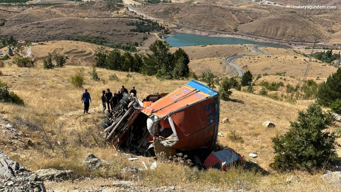 Freni patlayan kamyon şarampole devrildi: 2 ölü, 2 yaralı