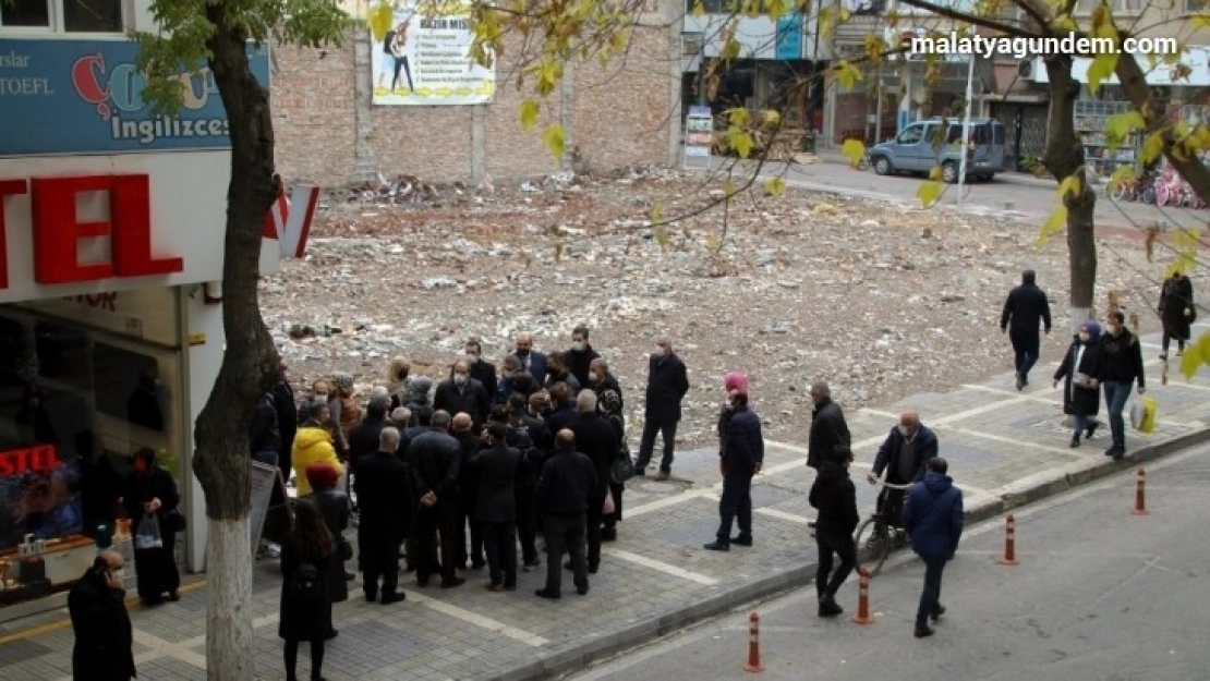 Fuzuli Caddesi'ndeki depremzedelerin sıkıntıları çözülüyor