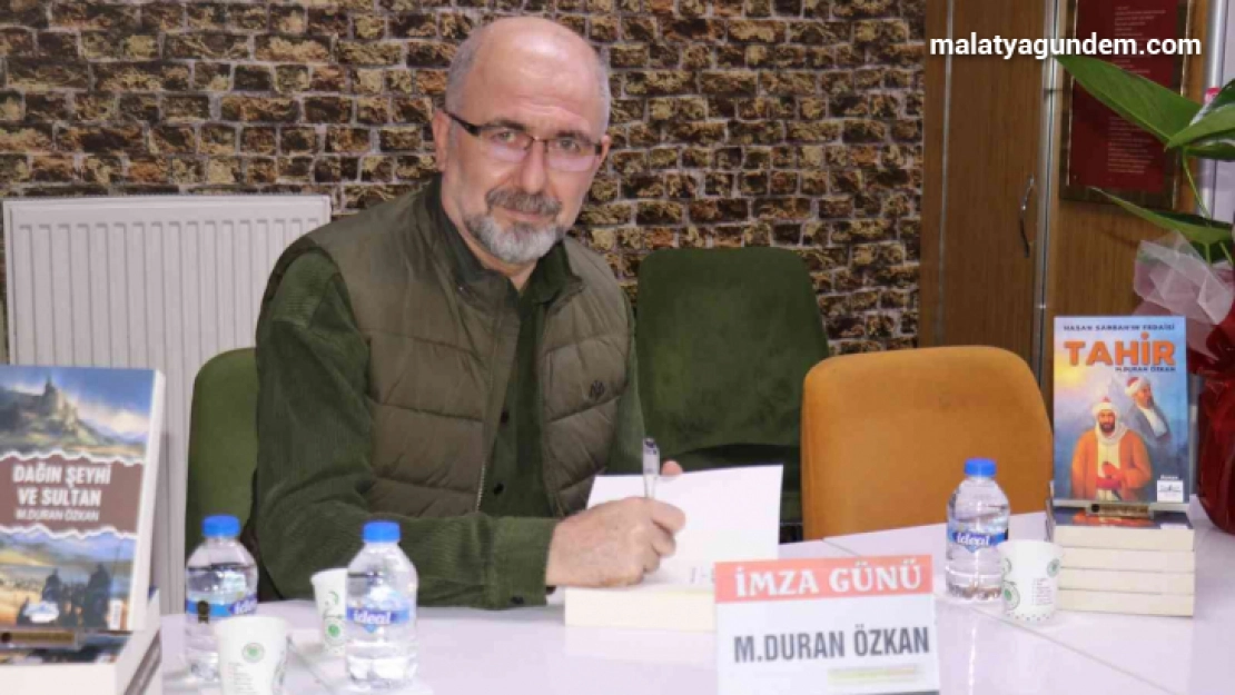 Gazeteci -Yazar Özkan, ikinci kitabının imza gününde kitapseverlerle buluştu