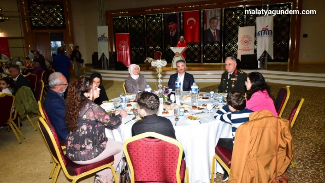 Gazi ve şehit aileleri iftar yemeğinde bir araya geldi