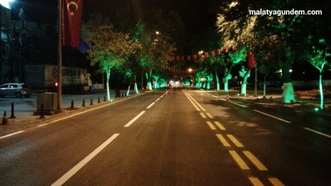 Gece mesaisinde yolların işaretleri yapıldı