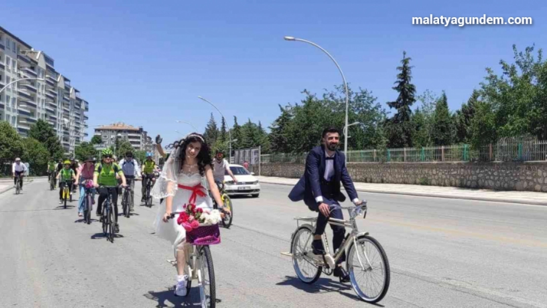 Gelinle damat nikaha bisikletle gitti