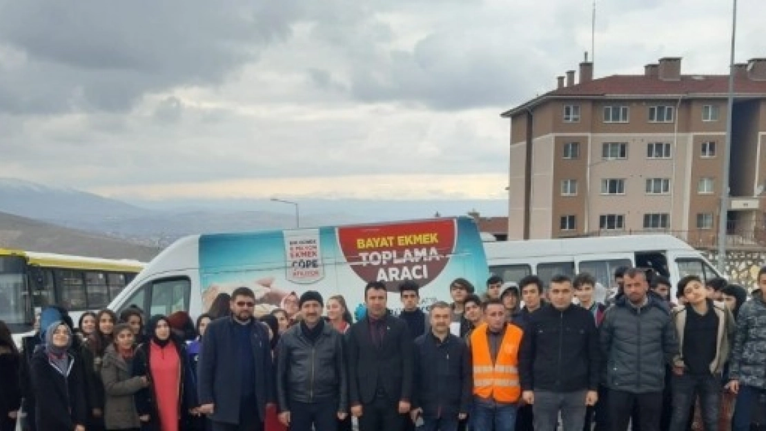 Gençler Doğadaki Hayvanlar İçin Yiyecek Bıraktı