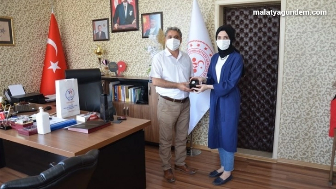 Gençlik ve Spor İl Müdüründen ödülünü aldı