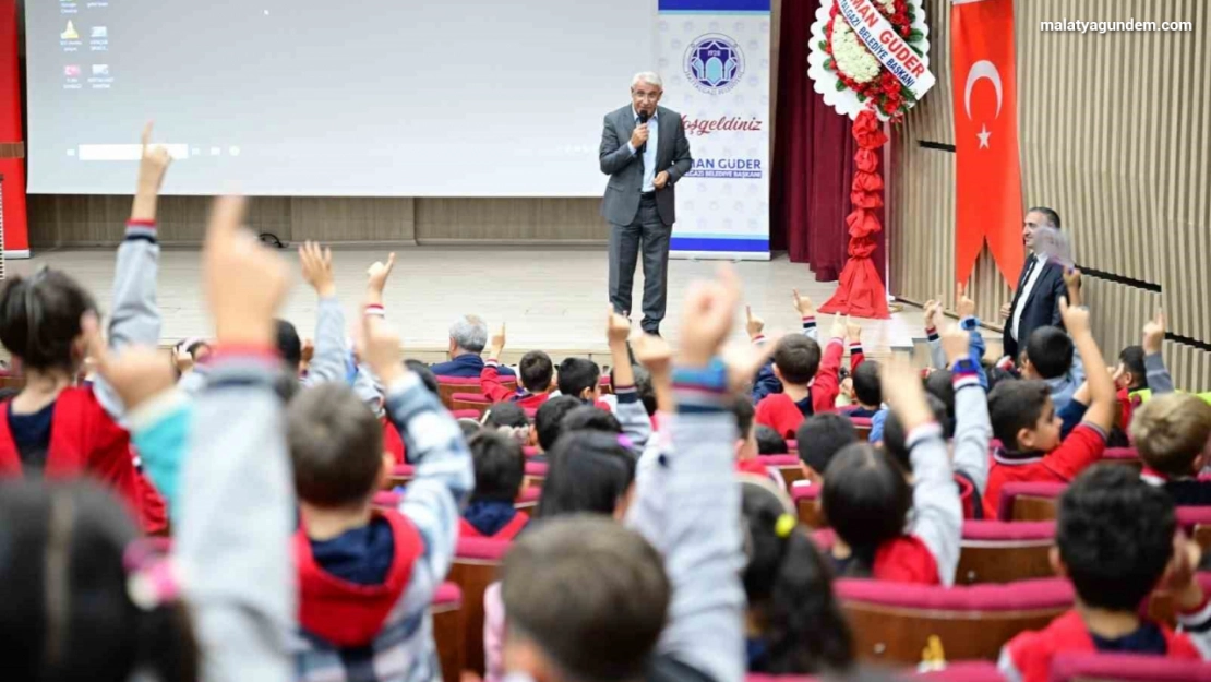 Güder, öğrencilerle birlikte kitap okudu