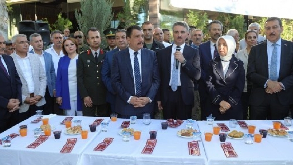 Güder, Vatandaşların Bayramını Kutladı