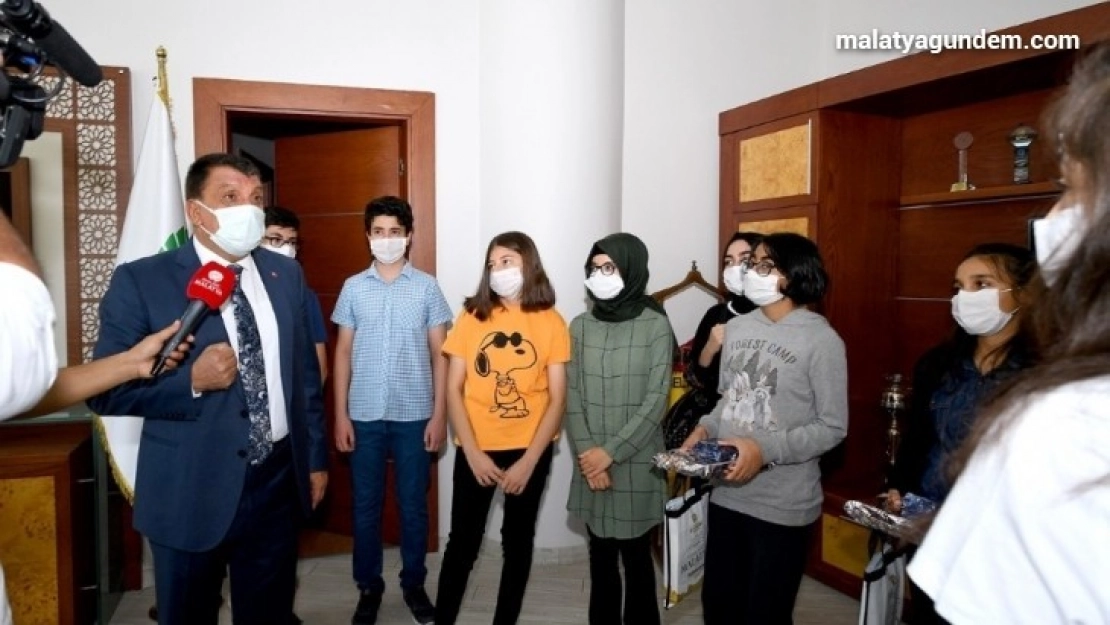 Gürkan'dan başarılı öğrencilere hediye