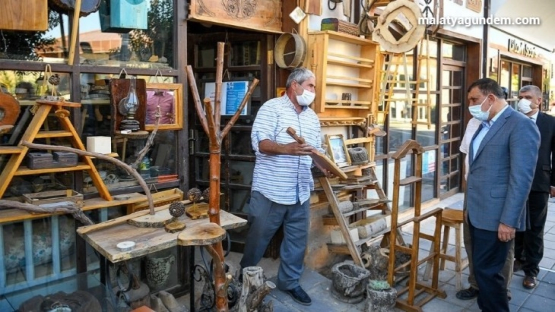 Gürkan, sanat sokağında esnaf ve vatandaşlarla görüştü