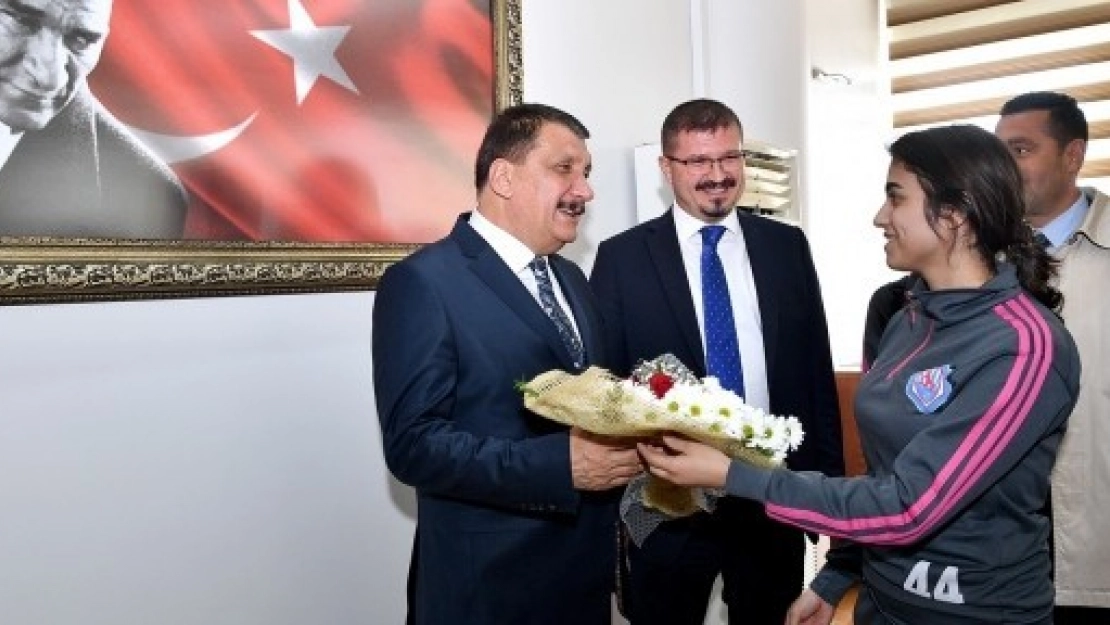 Gürkan'dan Bayan Futbol Takımına Destek