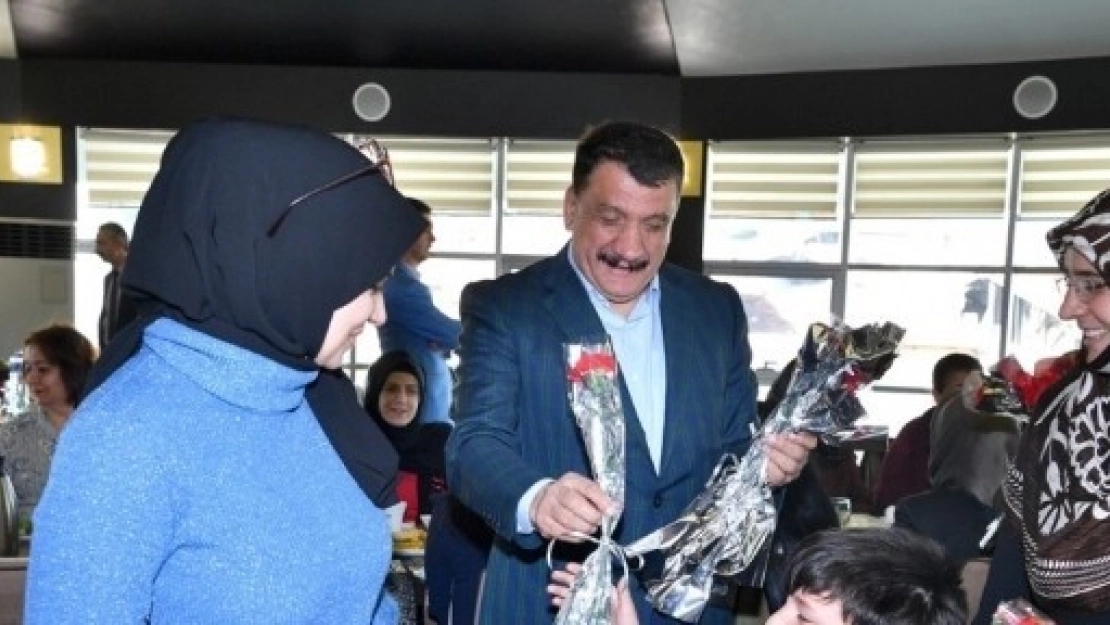 Gürkan'dan Kadınlara Karanfil