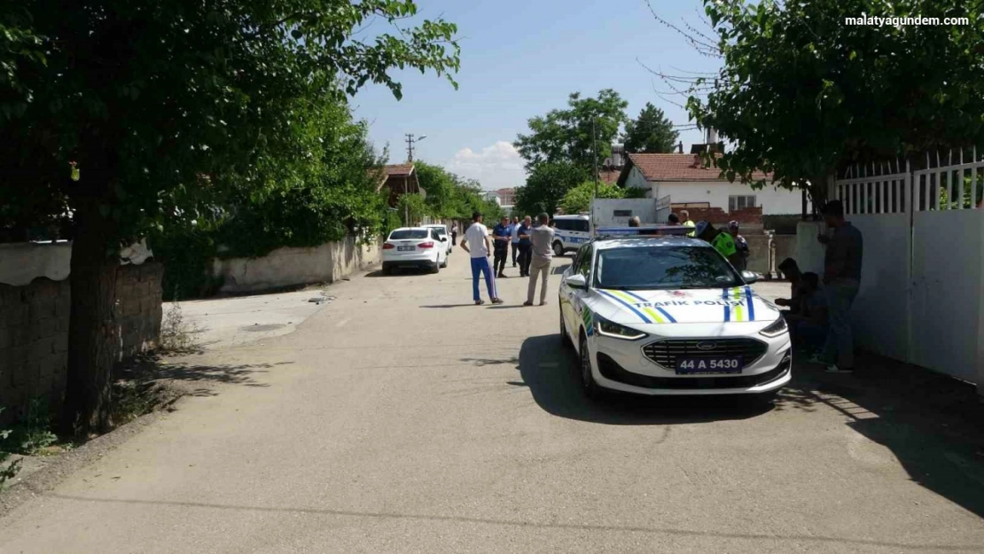 Hafif ticari araç ile otomobil çarpıştı: 4 yaralı