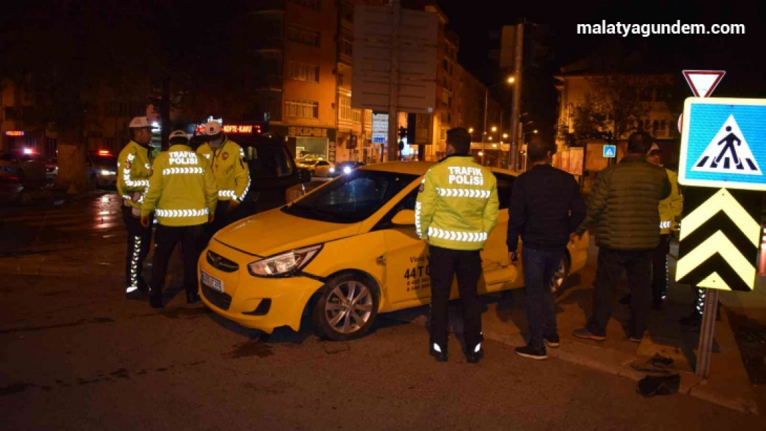 Hafif ticari aracın çarptığı ticari kaldırıma savruldu