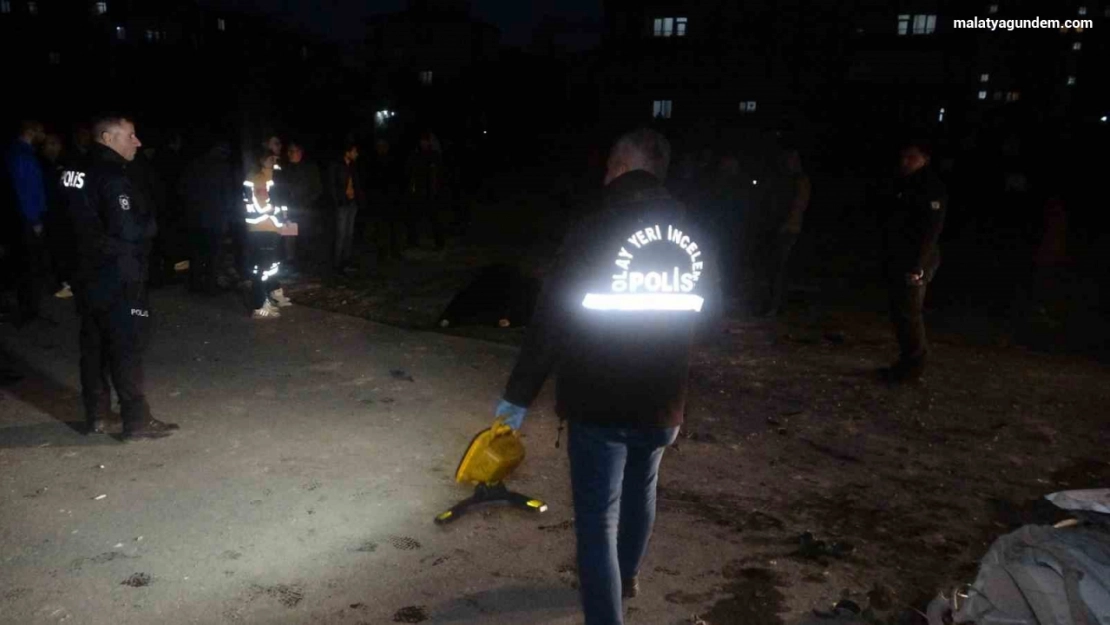 Hafif ticari araçla çarpışan kamyonet yol kenarında yürüyenlerin arasına daldı: 1 ölü, 1 yaralı