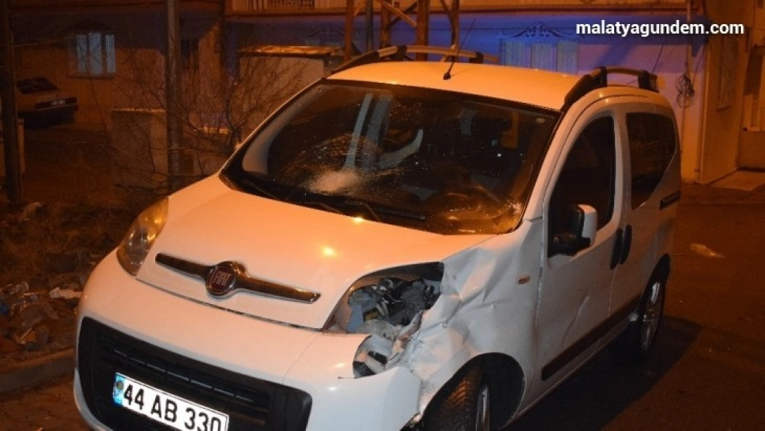 Hafif ticari araçla çarpışan motosikletli ağır yaralandı