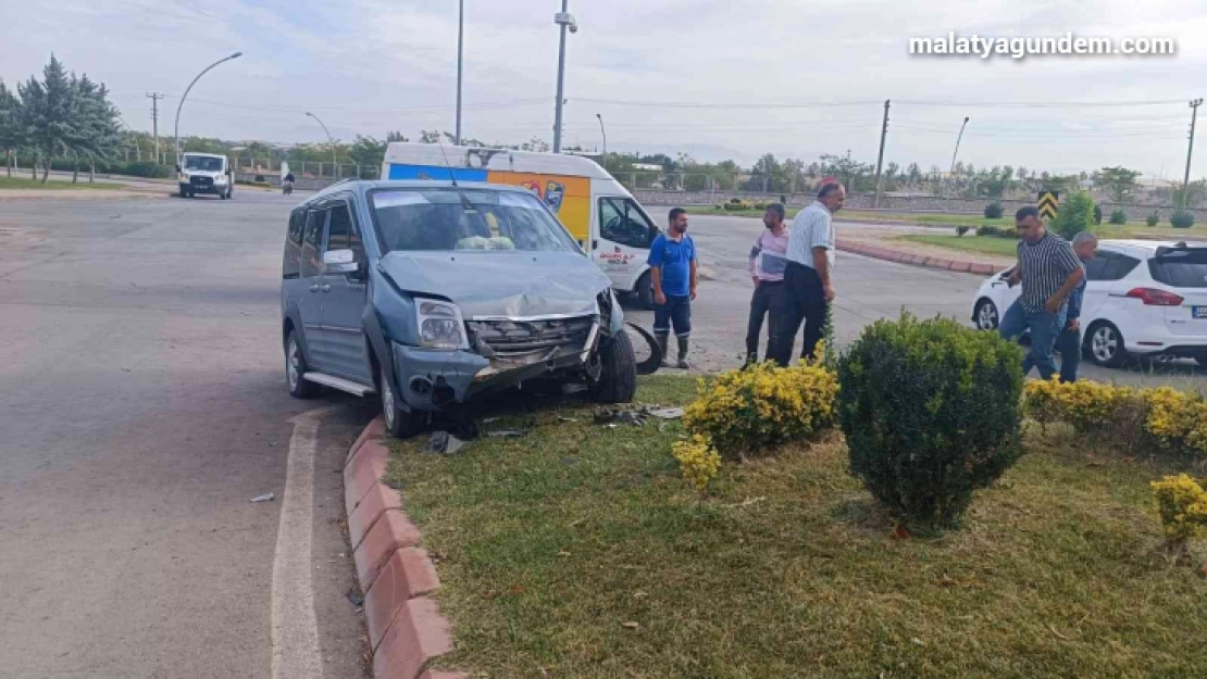 Hafif ticari araçla otomobil çarpıştı: 1 yaralı