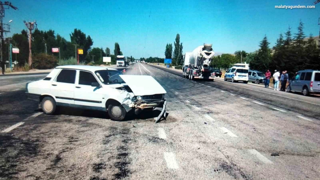 Hafif ticari araçla otomobil çarpıştı: 2 yaralı