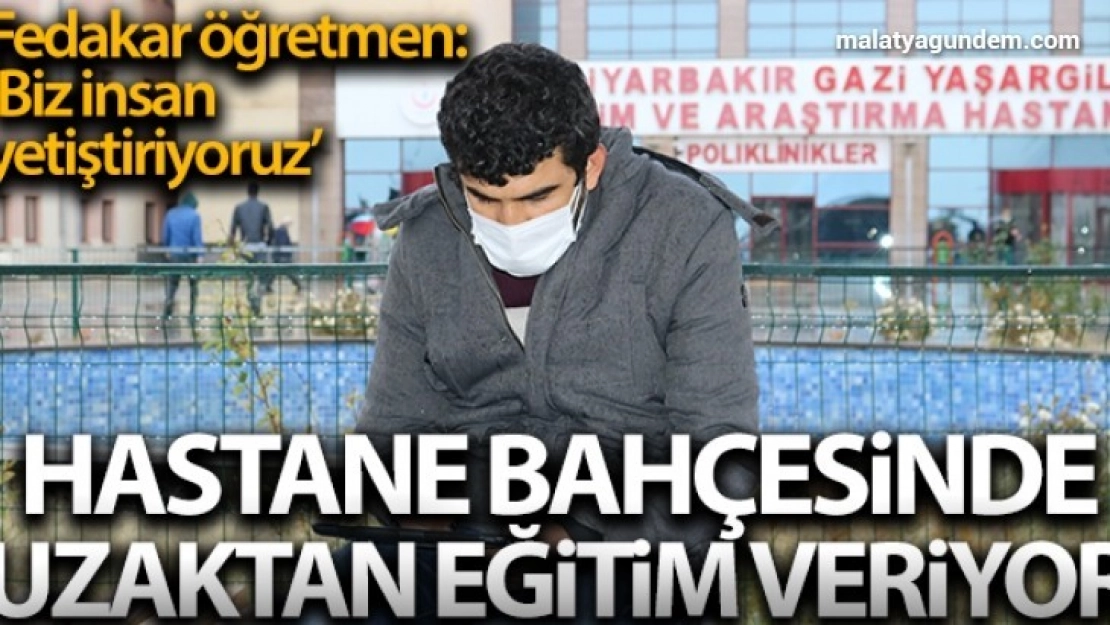 Hastane bahçesindeki banklarda uzaktan eğitimle ders veriyor