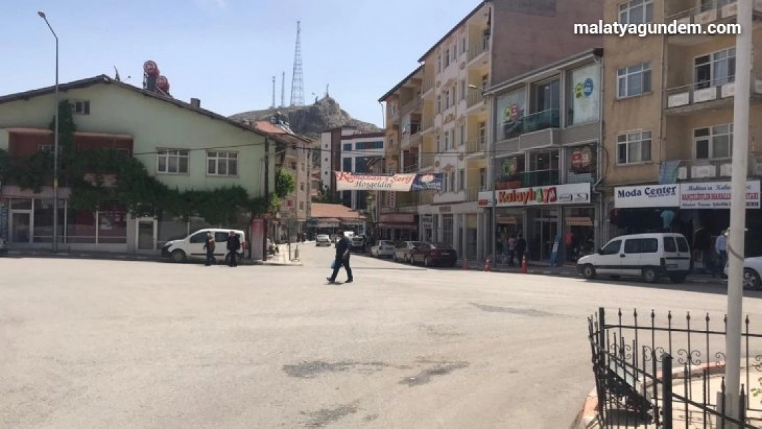 Hekimhan'daki berberin müşterileri de yakın takipte