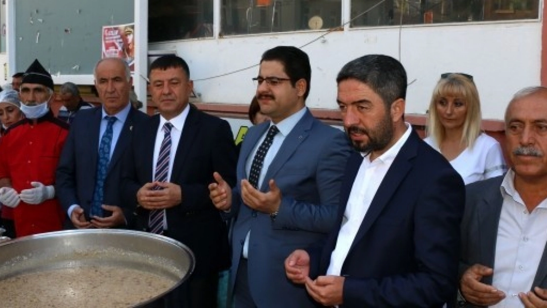 Hekimhan Belediyesi Aşure Dağıttı