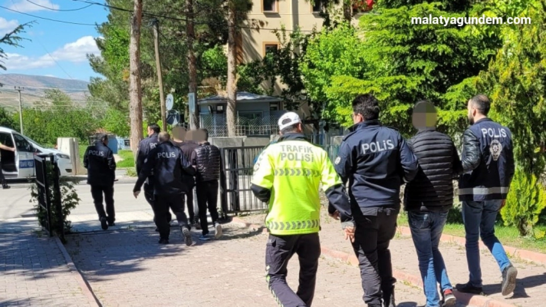 Hırsızlık yaparken yakalanan 4 zanlının üzerinde uyuşturucu çıktı