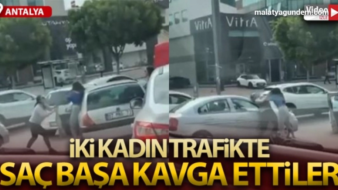 İki kadının, trafikteki saç başa kavgası kamerada