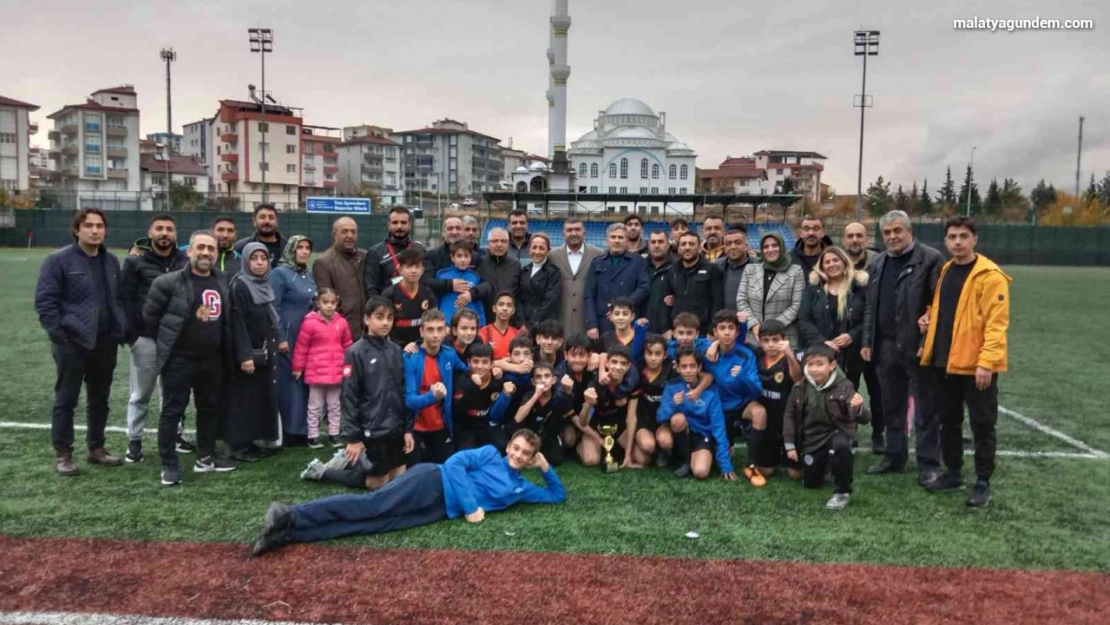 İl şampiyonluğuna baklavalı kutlama