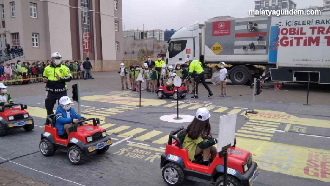 İlkokul öğrencilerine trafik eğitimi