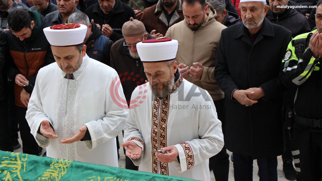 İmam babanın en acı görevi: Öldürülen oğlunun cenaze namazını kıldırdı