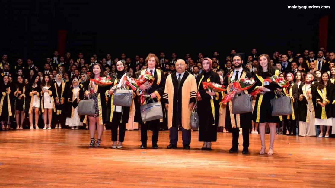 İnönü Üniversitesi Tıp Fakültesi'nde mezuniyet coşkusu