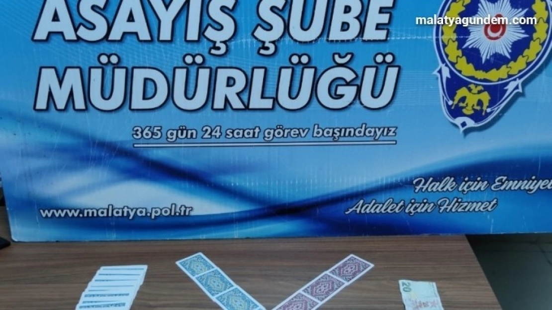 İş yerinde kumarcılar uynayanlara baskın