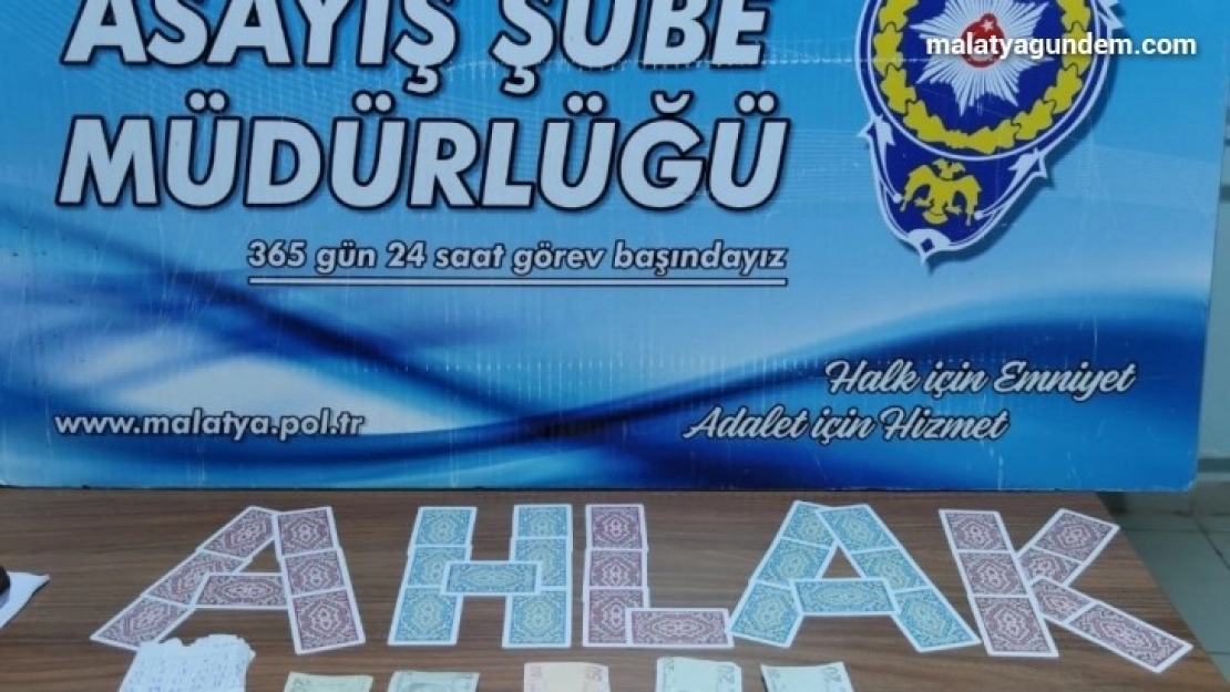 İskambil kağıtları ile 'ahlak' mesajı