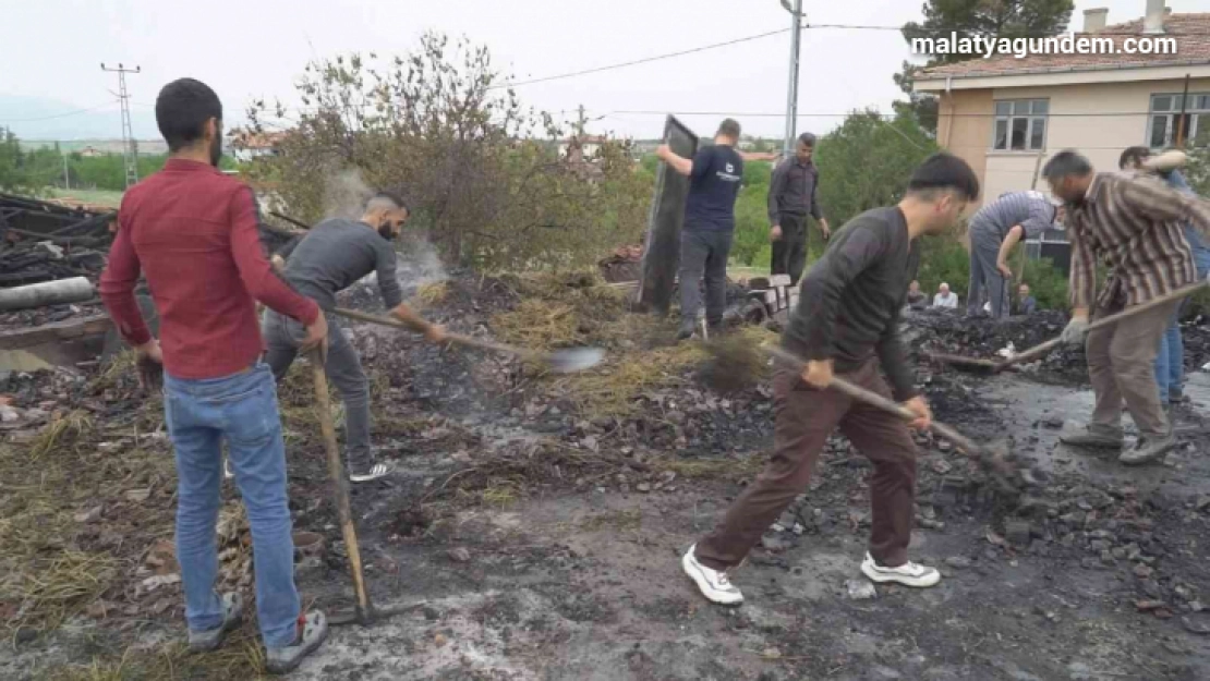 İtfaiye yol sorunu nedeniyle gecikince 2 evin çatısı küle döndü