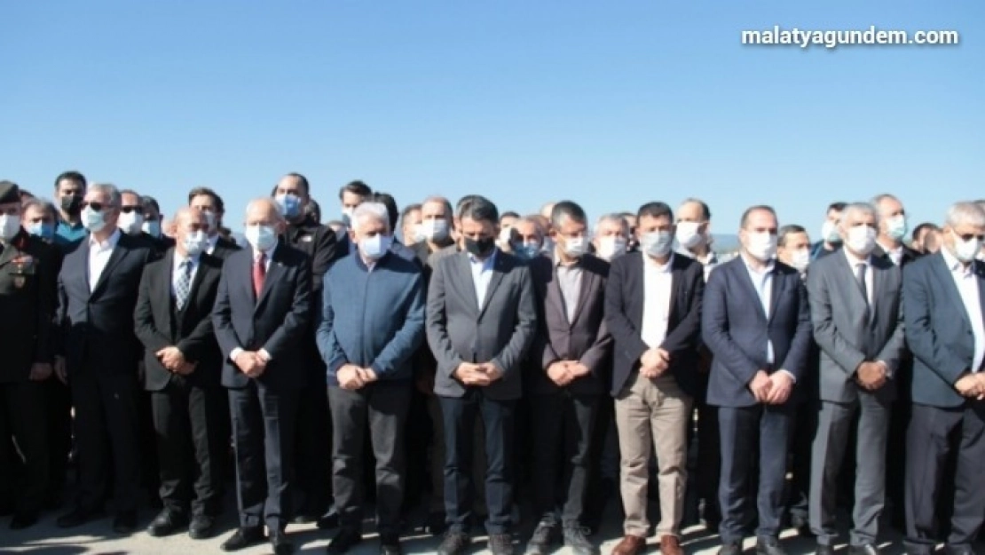 İzmir'de depremde vefat eden aynı aileden 3 kişi toprağa verildi