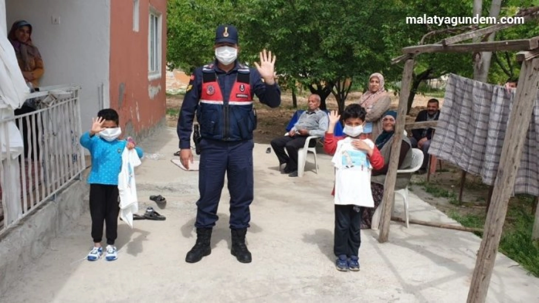 Jandarma'dan evde kalan çocuklara hediye