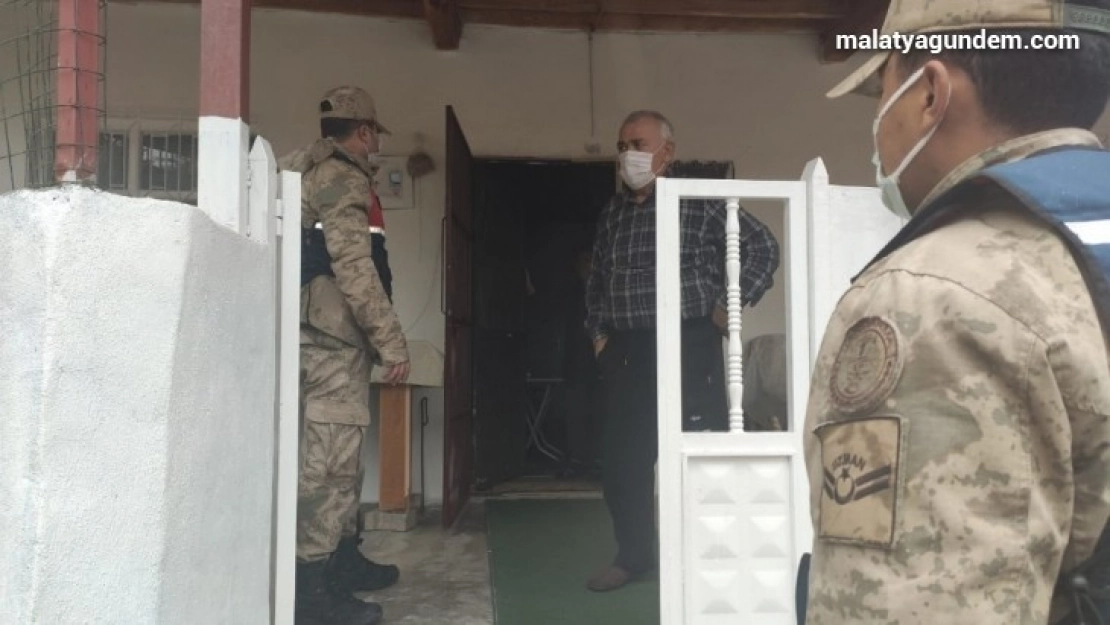 Jandarma kısıtlamada yaşlıların yardımına koştu