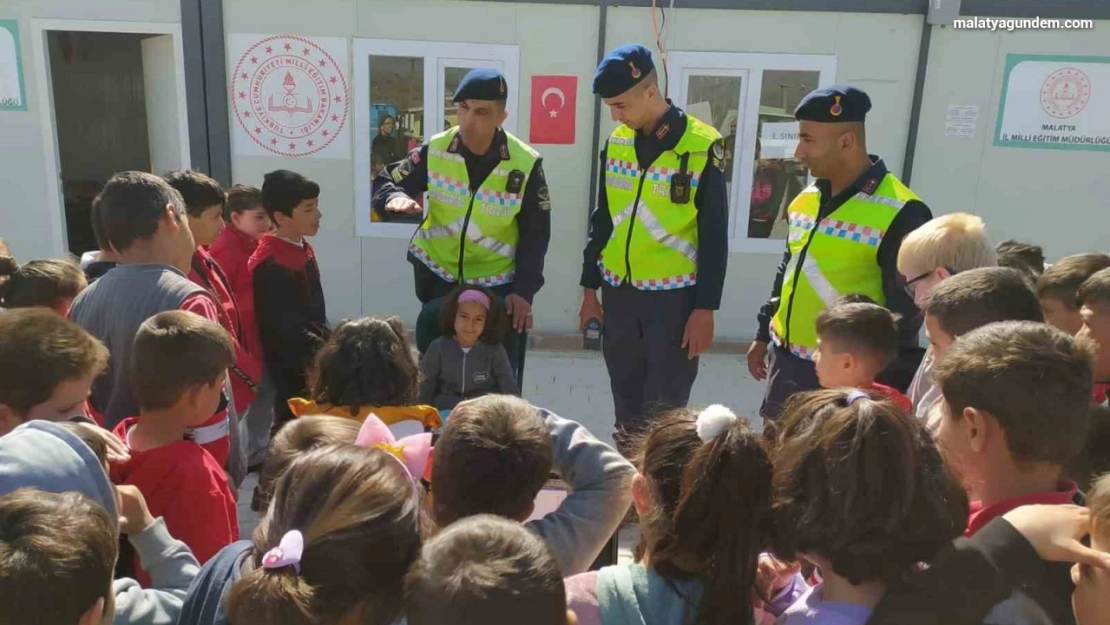 Jandarmadan depremzede çocuklara trafik eğitimi