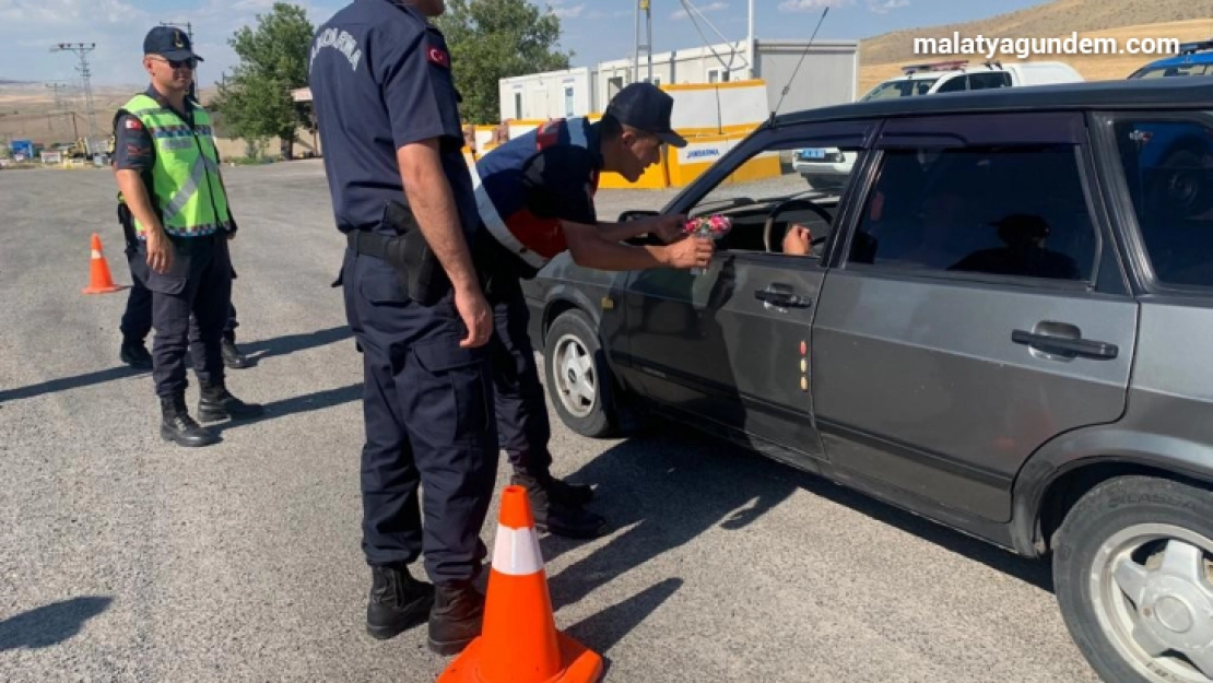 Jandarmadan hem denetim hem şeker ikramı