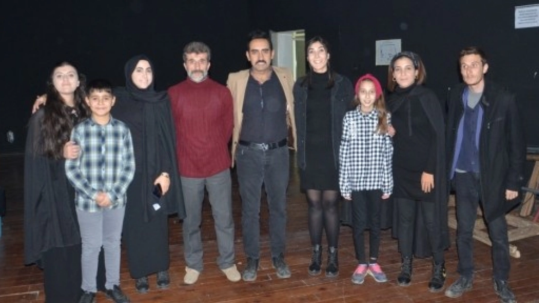 'Kadın için' Oyununa İlgi