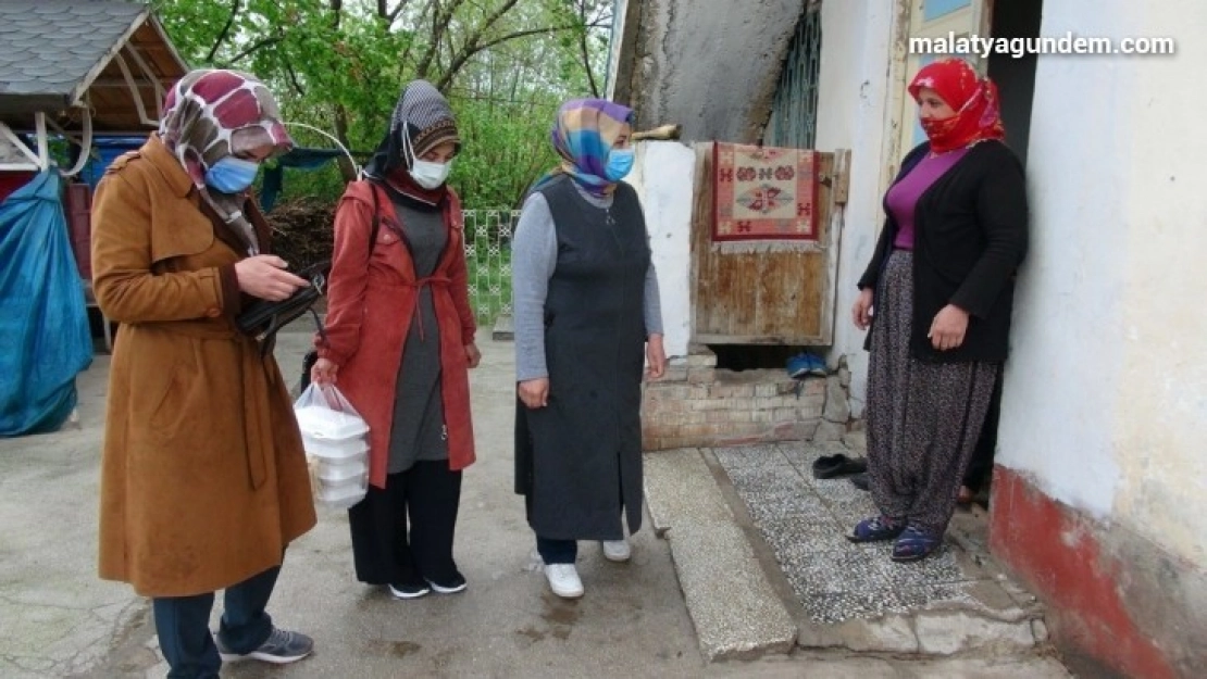 Kadınlardan ihtiyaç sahibi ailelere iftarlık yemek