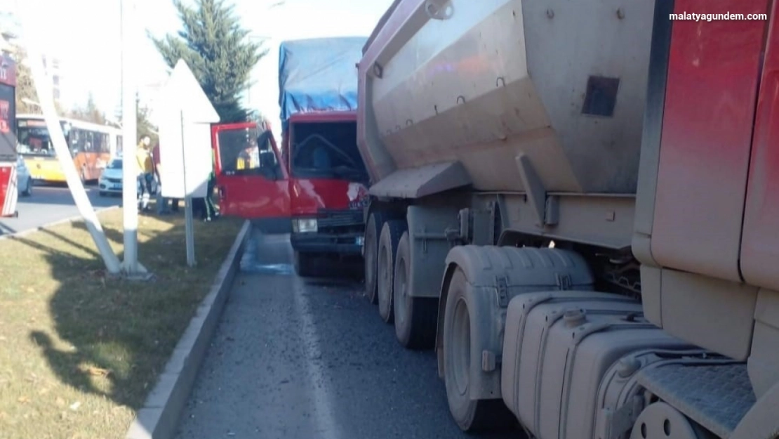 Kamyonet kamyona çarptı: 1 yaralı