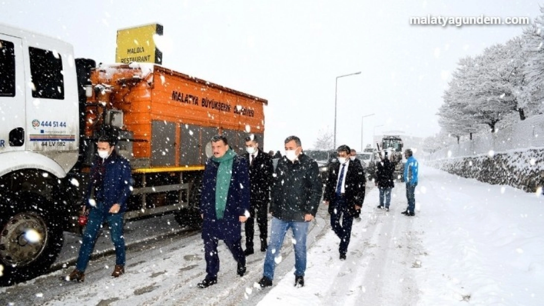 Kar küreme çalışmaları  yerinde incelendi