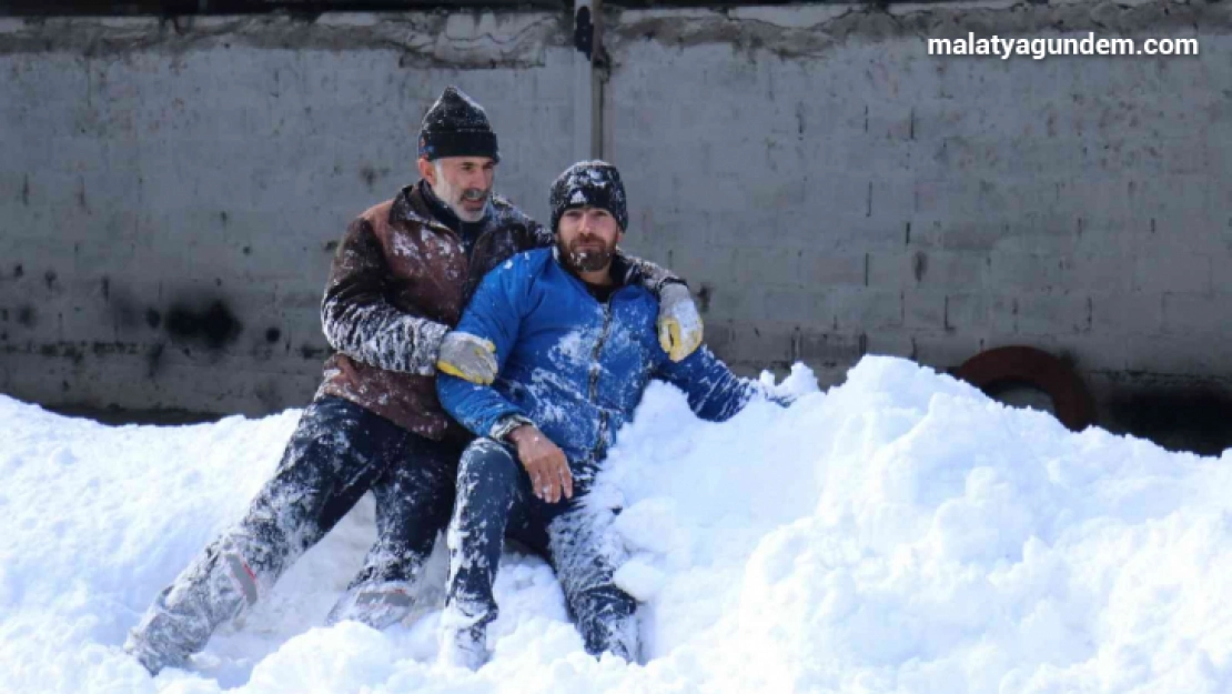 Kar temizliğini bıraktılar çocuklar gibi oyun oynadılar